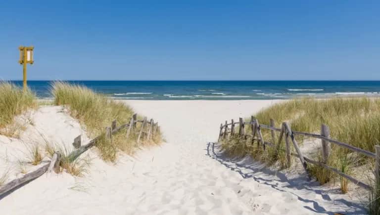 Ile kosztuje morze 2026? Ceny noclegów i triki na oszczędności