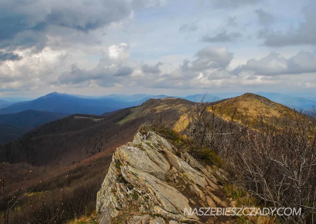 Noclegi pod Tarnicą: Gdzie spać, by zdobyć szczyt?