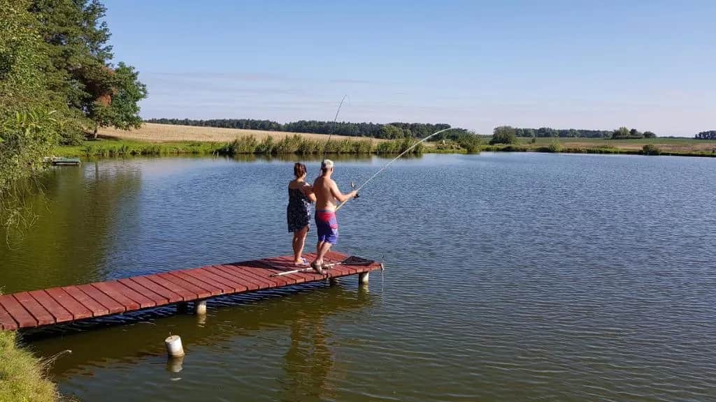 Wielkopolska: Wędkowanie z noclegiem? Sprawdzone łowiska i jeziora!