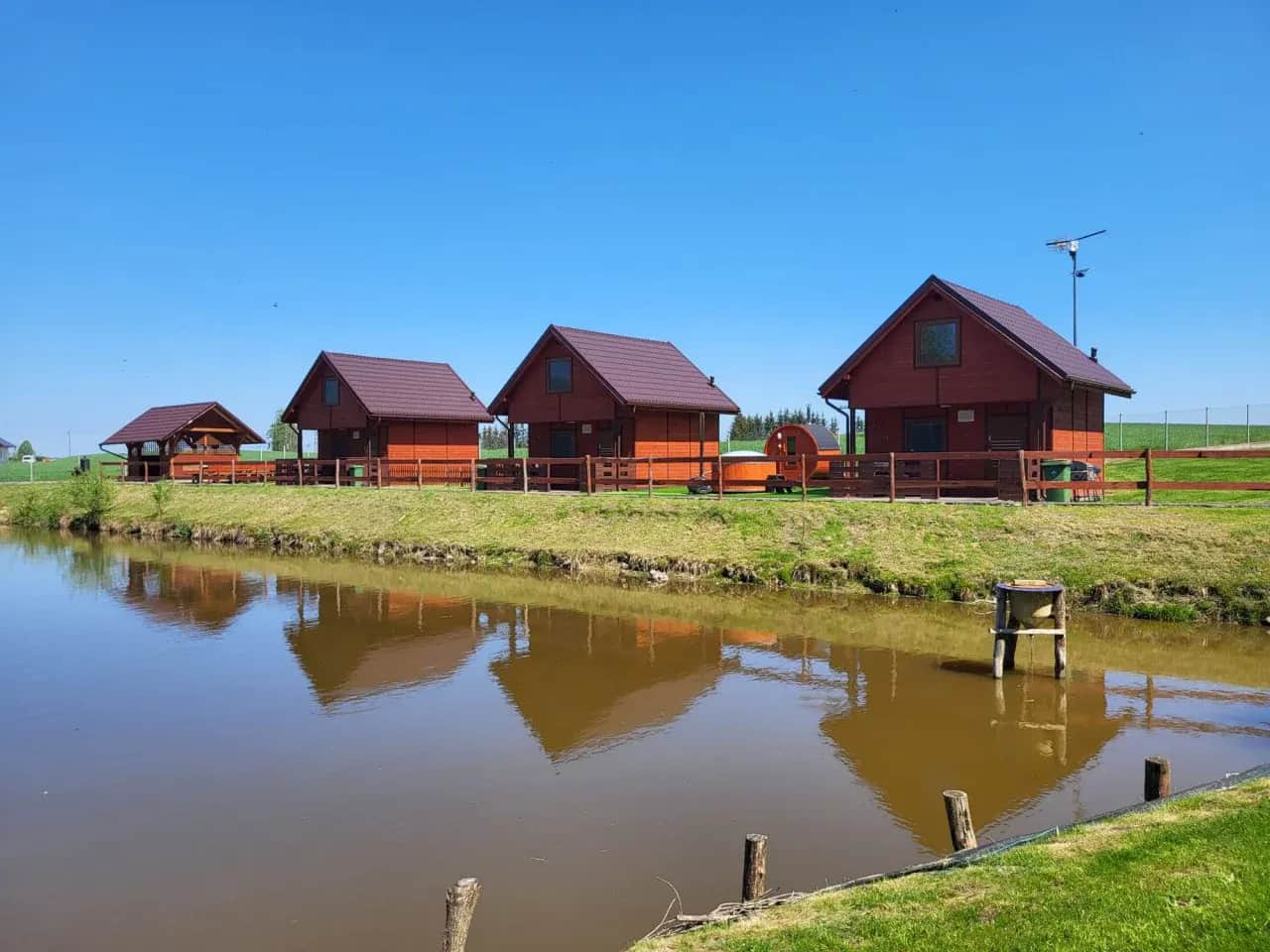 Gdzie na ryby z noclegiem? Znajdź idealne łowisko w Polsce!